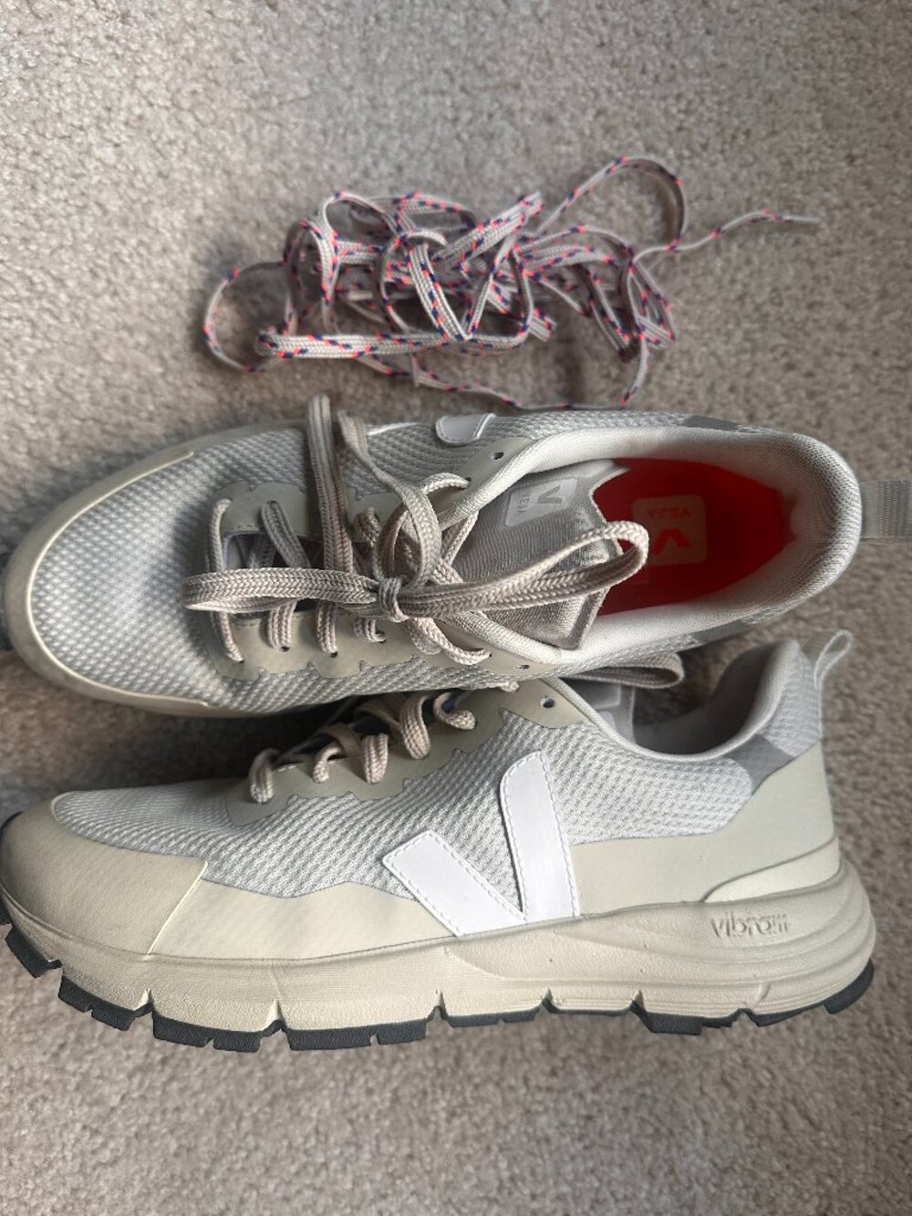 Veja Dekkan Alveomesh sneakers size 9!